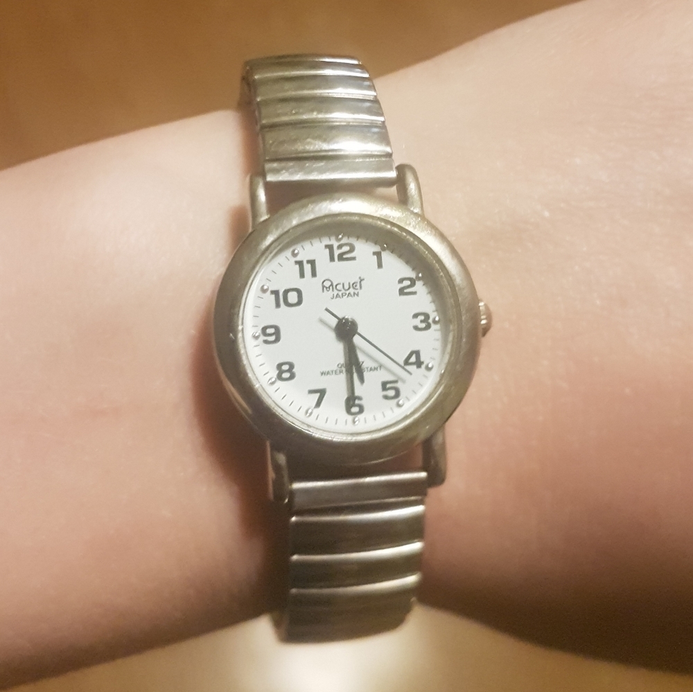β Metal Water Resistant Watch - Picture 2 of 4